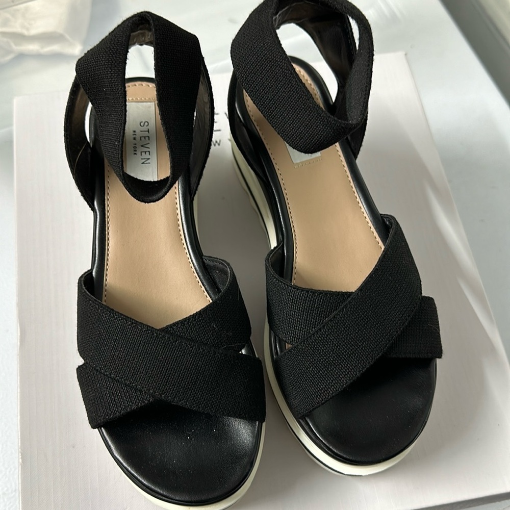 Like new black wedges